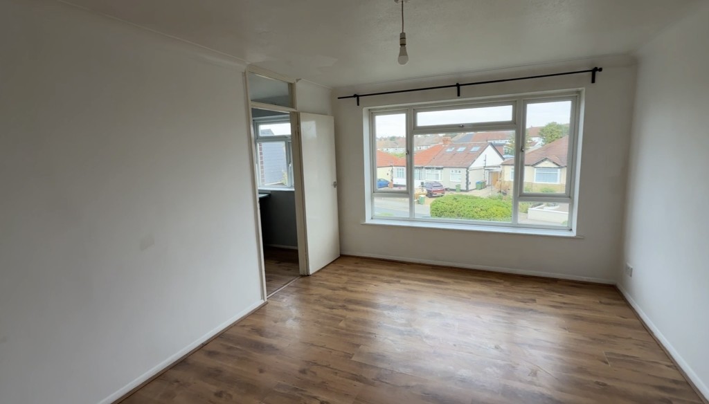 Lot: 12 - ONE-BEDROOM FLAT WITH SHARE OF FREEHOLD - Internal image of living room